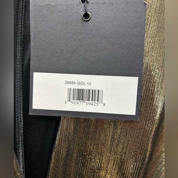 IEENA FOR MAC DUGGAL 26684 NWT
Metallic Long Sleeve Asymmetrical Ruched Gown - Picture 7 of 9